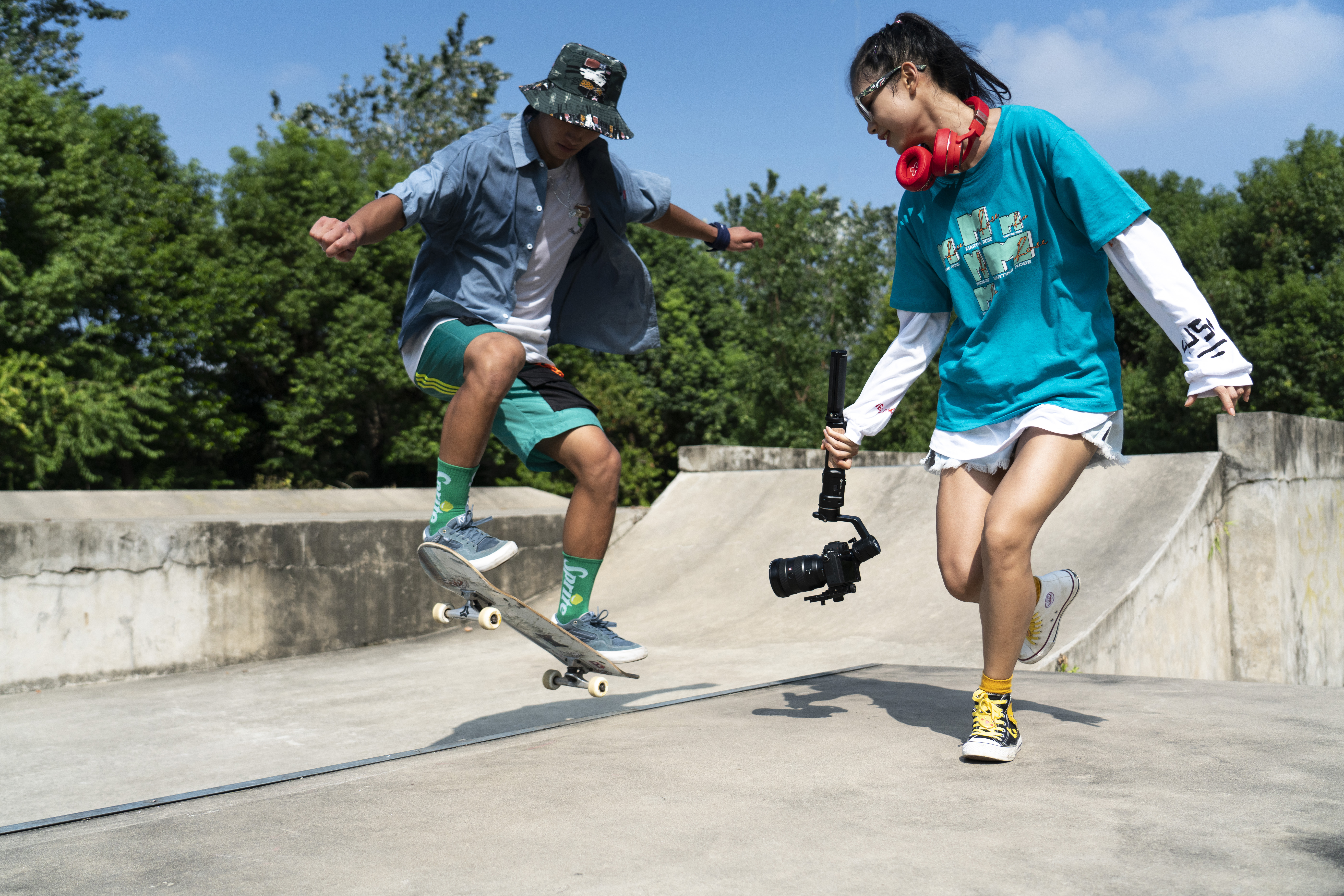 FeiyuTech AK2000C Gimbal - lifestyle photo skateboarding