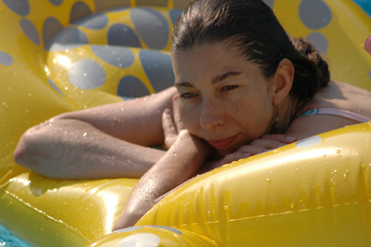 Seana Magee "Flapper," Kyodo News Relaxes on Float