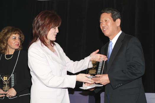 Stacie Errera, PMDA Presents the Kiosk " Person of the Year Award" to Hank Hayashi from Fuji