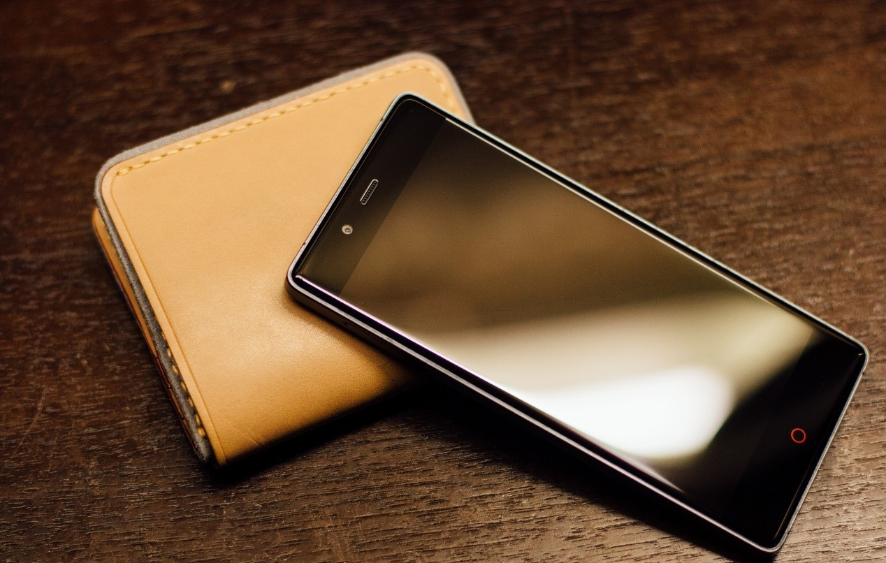 nubia Z9 with wallet